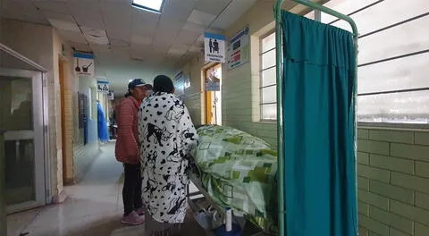 Muchos de los estudiantes intoxicados fueron atendidos en los pasillos del hospital de Juliaca.