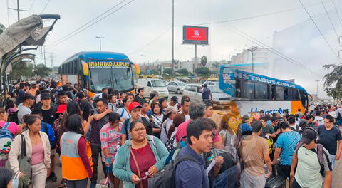 Largas colas en la Panamericana Sur por tomar buses interprovinciales en Semana Santa.