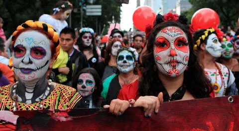 Conoce con qué elementos cuenta un altar del Día de los muertos y cuál es su significado.