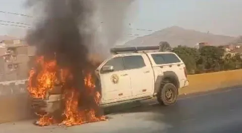 Una camioneta se incendia en el distrito de Ancón.