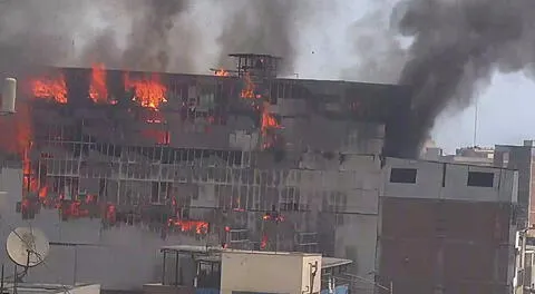 Gigantesco incendio consume un edificio en el Cercado de Lima.