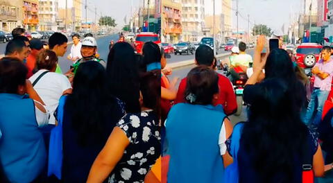 Policía motorizado lleva a postulante de la UNFV que llegó a sede equivocada.