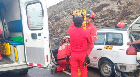 Bomberos socorrieron a los heridos del accidente de tránsito en la Panamericana Sur.