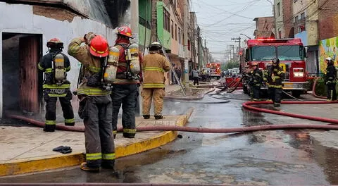 Unidades de bomberos controlando el incendio en un almacén en San Martín de Porres.