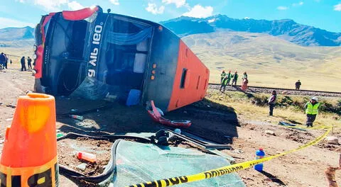 Bus de la empresa Universal volcado en la carretera donde hacía la ruta de Juliaca a Cusco.