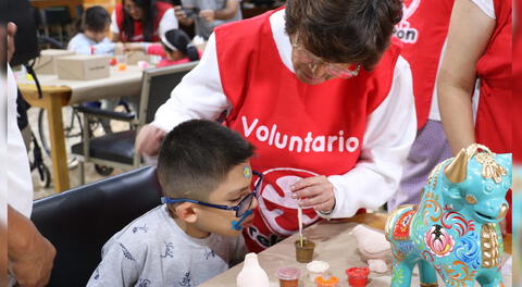 Niños de Teletón tuvieron actividad con artesanos peruanos.