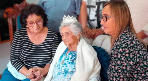 Doña Mamauca junto a sus hijas celebrando el Día de la Madre.