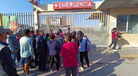 Los padres de familia se ubicaron en el frontis del hospital regional para saber la situación de sus hijas.