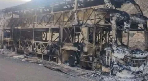 Así quedó el bus interprovincial tras ser consumido por el incendio en Arequipa.