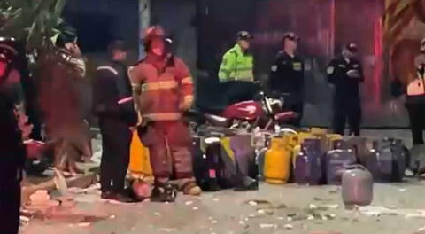 Hasta el lugar llegaron los bomberos para rescatar a los heridos.