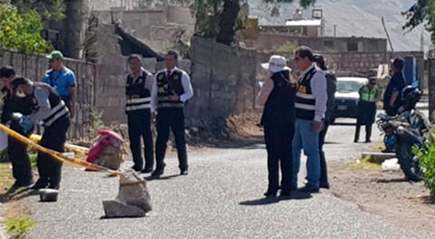 Joven vestía un jean azul, polo blanco y medias cuando fue hallado en camino poco transitado en Arequipa.