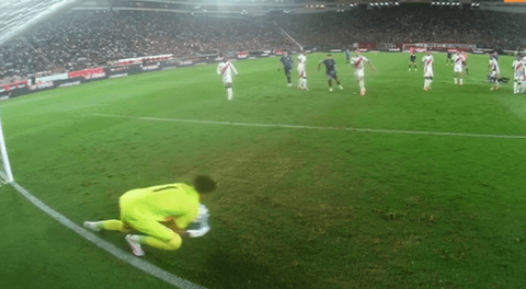 ¡Siempre presente! Pedro Gallese se lució con jugadón para salir de la marca de los paraguayos