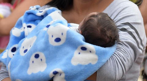 Una madre y su bebé recién nacido fueron empeñados por un préstamo.