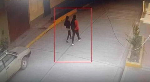 Una cámara de seguridad muestra a la menor junto a un misterioso joven el día de su desaparición.