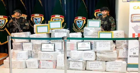 Los agentes de la Dirandro y la droga decomisada a la red de narcotráfico internacional