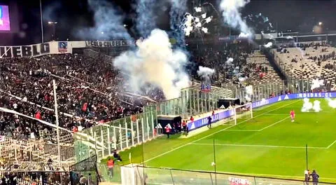 Los hinchas de Colo Colo lanzaron fuegos artificiales  a la barra de Universitario.