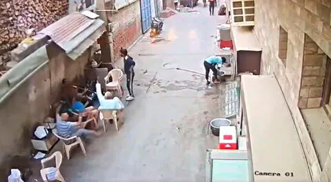 Los adultos mayores fueron aplastados por una pared de concreto cuando estaban descansando.