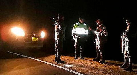 Policías de Carretera llegaron hasta el lugar del robo en la ruta Juliaca-Phara, en Puno.