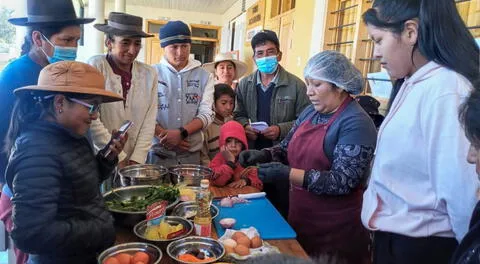 Los moradores aprenden en los talleres.