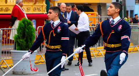 Desfile escolar en Iquitos presentó incidentes por el intenso calor.