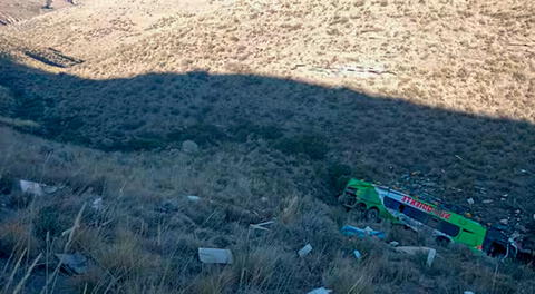 Totalmente destrozado. Así quedó el bus de la empresa Sur Oriente tras caer a un abismo.