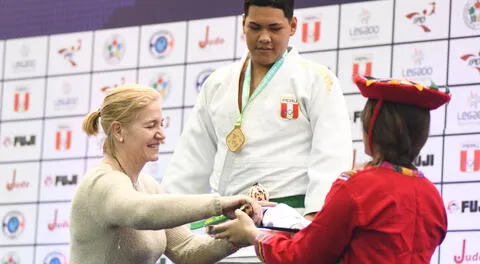 María Martínez, presidenta de la Federación de Judo, en una premiación.