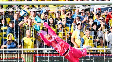 Pedro Gallese dio una tremenda atajada que salvó Perú.