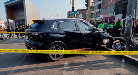 Hombre perdió el control de su vehículo tras ser baleado en Carabayllo.