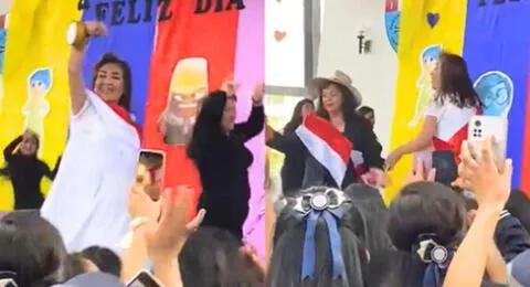 Profesora peruana se disfraza de Dina Boluarte y canta el 'Gato Ron Ron' por el Día de la Juventud.