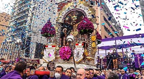 La procesión del Señor de los Milagros es una manifestación de fe y tradición cultural que atrae a miles de personas cada año, tanto locales como turistas.