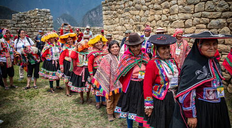 Abuelitos acudieron a Machu Picchu y maravillarse con la ciudad inca.