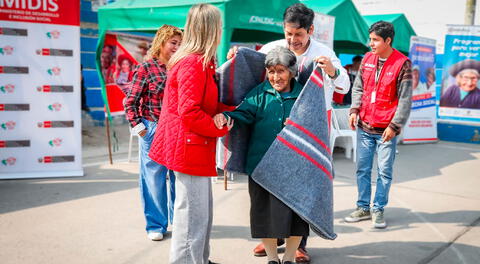 Entrega de frazadas y pescado a los moradores.