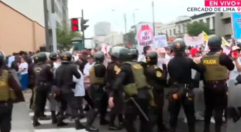 Comerciantes de Mesa Redonda acatan paro frente al Congreso e invaden parte de la avenida Abancay