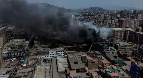 40 unidades de los bomberos se encuentran atendiendo el siniestro que se registró a primeras horas de este miércoles 13 de noviembre.