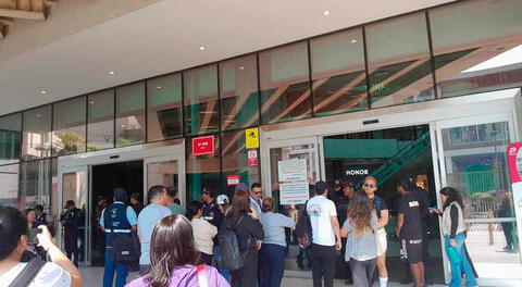 Mall de Comas es clausurado por la municipalidad y evacúan al público presente