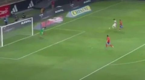 Paolo Guerrero casi pone el primer gol de Perú ante Chile [VIDEO]