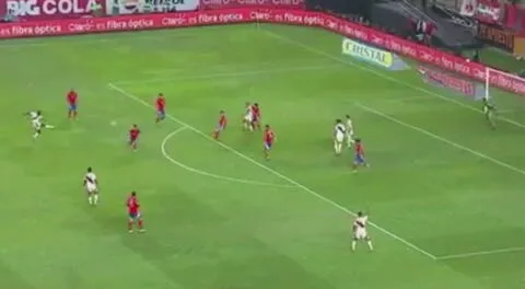 Perú vs. Chile: Luis Advíncula casi anota un golazo, pero Cortés lo impide [VIDEO]