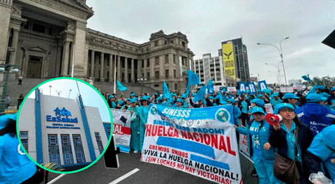 Los trabajadores del sector salud realizan un paro en los exteriores del Palacio de Justicia.