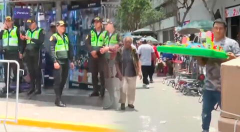 Ambulantes ingresan a Mesa Redonda pese a cierre de accesos (VIDEO)