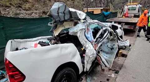 Tragedia deja 2 muertos y 1 herido en la Carretera Central: video capta el momento en el que roca cae sobre camioneta