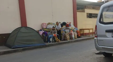 Pareja de ancianos sobrevive en las calles de Puente Piedra desde hace semanas y ruegan por ayuda urgente