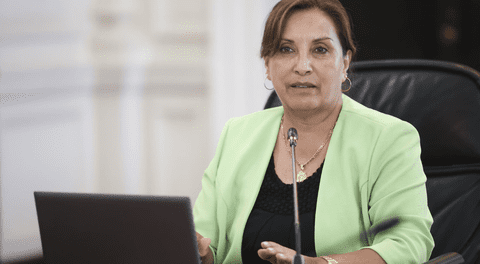 Dina Boluarte solicita subir su sueldo a 35 mil soles y causa indignación en redes.