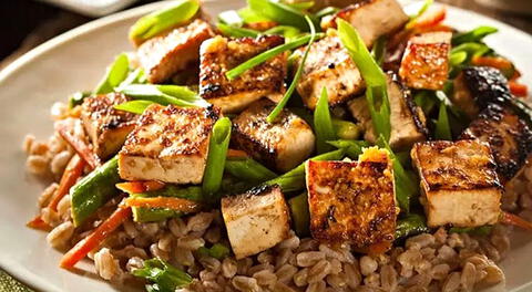 Aprende qué es el tofu, sus propiedades nutricionales y cómo integrarlo en recetas saludables y sabrosas