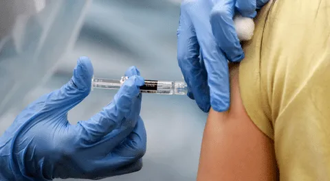 Vacúnate contra influenza, neumonía y Covid-19 para enfrentarte al frío.