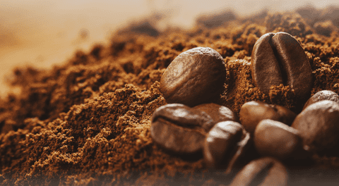 Científicos descubren una propiedad inesperada de los restos de café molido que podría cambiarlo todo.