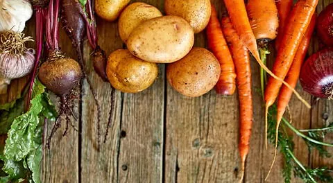Raíces como la bardana o la maca aportan nutrientes, depuran el cuerpo y son fáciles de incluir en tu dieta.