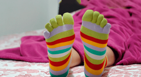 Qué significa dormir con medias, según la psicología