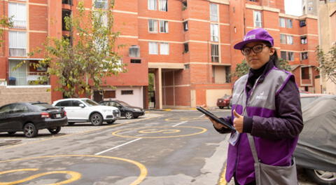 Censista oficial del INEI, debidamente identificado con chaleco morado, gorro institucional y credencial con código QR. Fuente: Difusión.