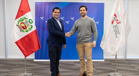 Presidente del IPD junto al piloto de autos Rodrigo Pflucker.