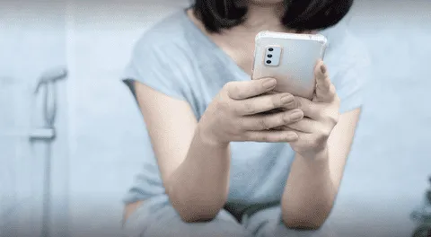 Científicos de Harvard advierten sobre los peligros de usar el celular en el baño.